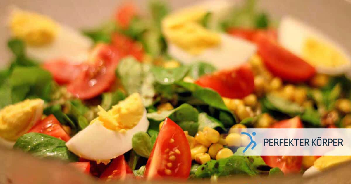 Salat: Feldsalat mit Tomaten, Mais und gekochten Eiern - Perfekter Körper