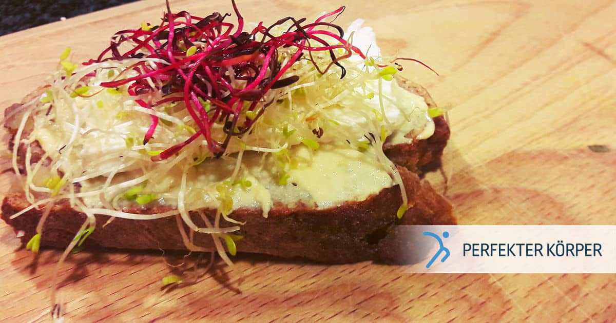 Frühstücksbrote mit Hummus, Feta und Alfalfa-Sprossen - Perfekter Körper