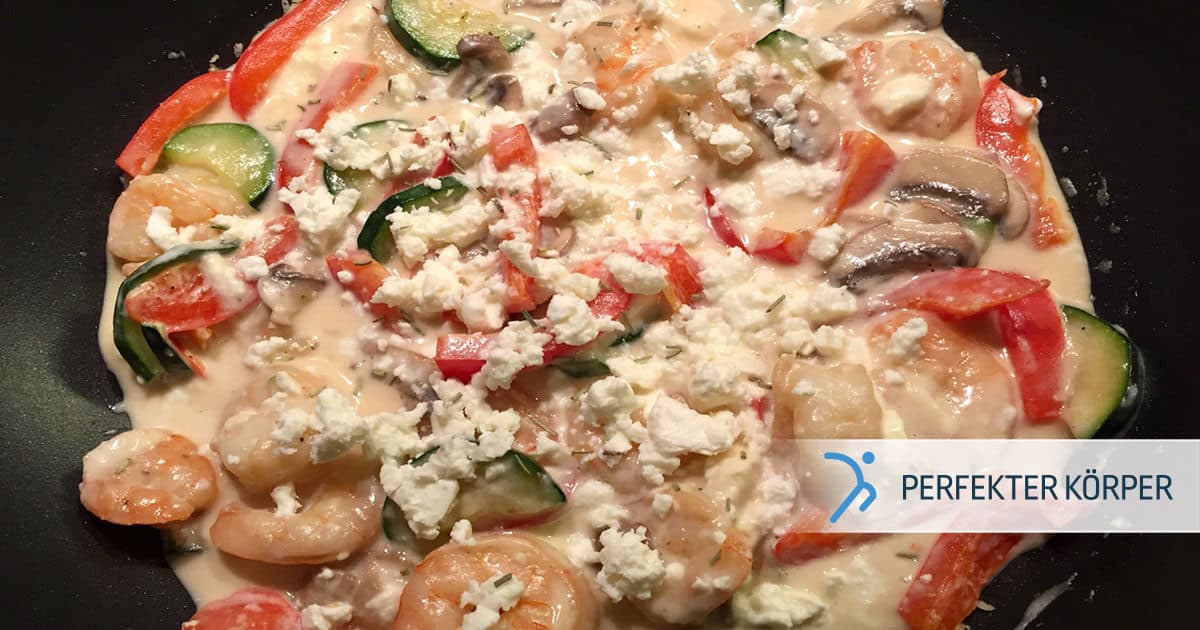 Mediterrane Pfanne mit Garnelen, Champignons und Feta - Perfekter Körper